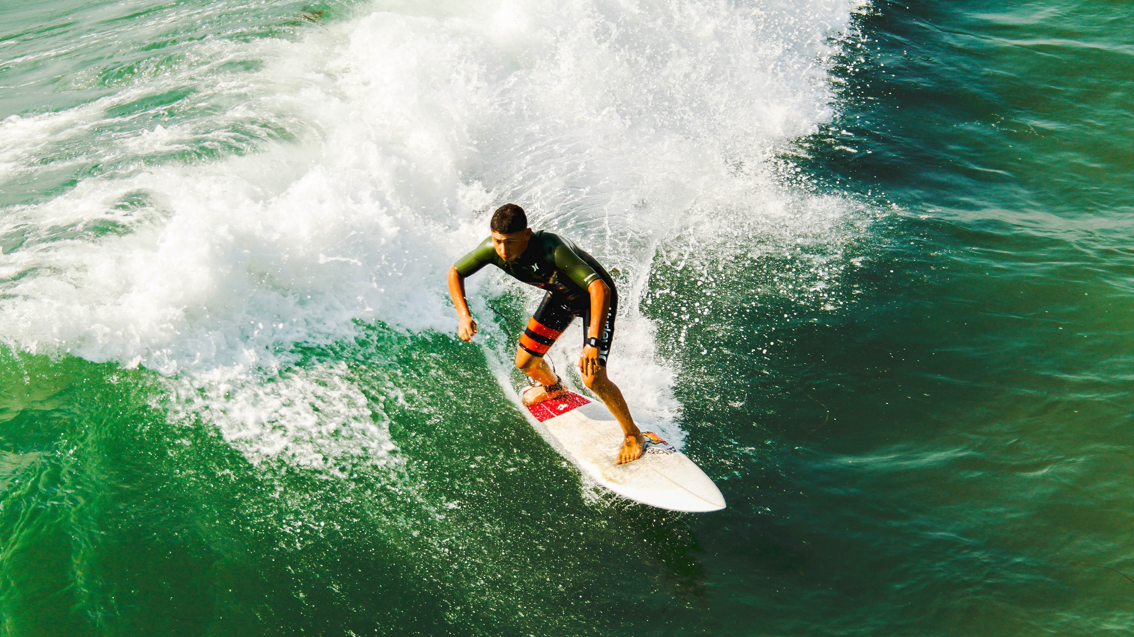 铁血与优雅的碰撞,当NBA季后赛的焦点映照伊朗防线的锁死哲学