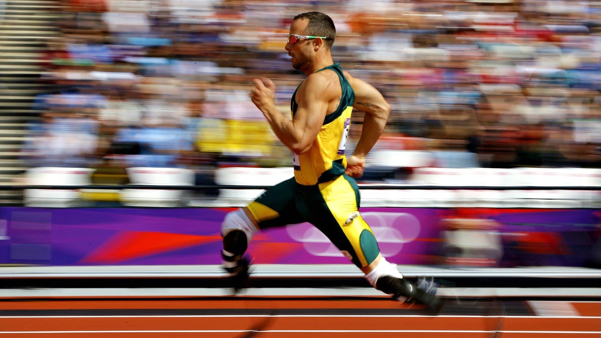 赛道与球场的双重突围，F1街道赛与篮网关键战的战略启示